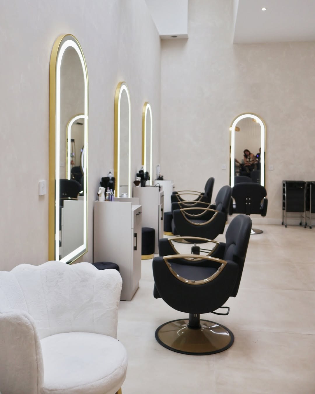 Espace AURA Women — postes de coiffage et miroir ovale lumineux